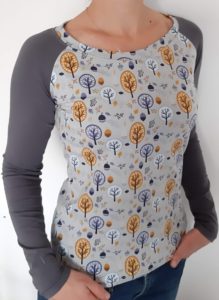 tričko s dloouhým rukávem, lodičkový výstřih, zimní vzor stylizovaných stromečků, ručně šité, originální kousek, vyrobené v české republice. Jetobajo