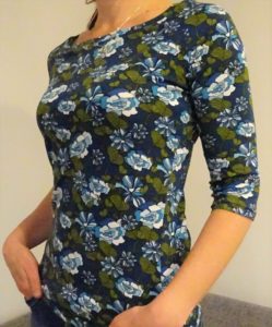 tričko s lodičkovým výstřihem, pohodlnné a velmi ženské, splývavý materiál se vzorem mpdrozelených květin, tříčtvrteční rukáv. je to bájo