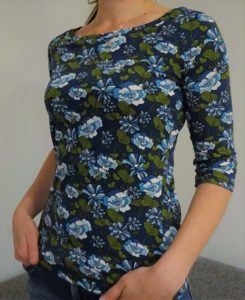 tričko s lodičkovým výstřihem, pohodlné a velmi ženské, splývavý materiál se vzorem modrozelených květin, tříčtvrteční rukáv. je to bájo
