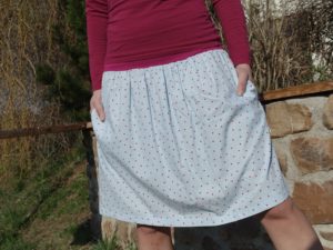 Dámská romantická sukně s malinovými puntíky. nabíraná, nadýchaná sukně s kapsami